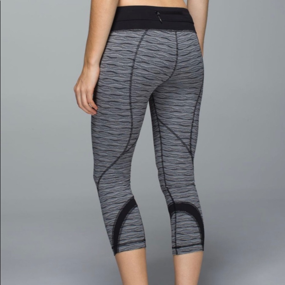 Lululemon Run: Inspire Crop II -  All Luxtreme -Textured Wave Black Silver Spoon